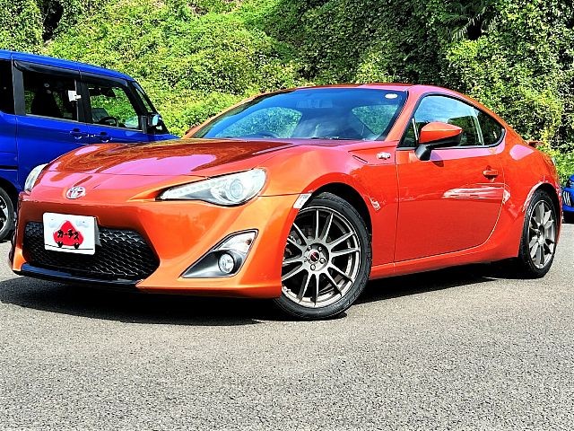 ８６
